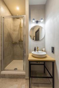 y baño con lavabo y ducha. en Self Check-in Apartments Maidan Area, en Kiev