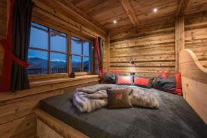 una camera con un letto in una baita di tronchi di Chalets Almdorf Haidenberg a Brunico