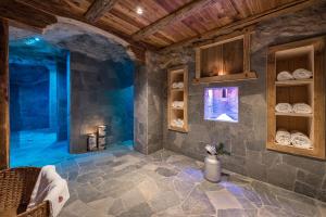 bagno con doccia in camera con aamed di Chalets Almdorf Haidenberg a Brunico