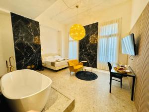 Tempat tidur dalam kamar di Palazzo Otello 1847 Wellness & Spa