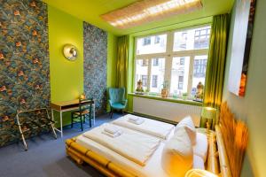 - une chambre avec un lit et une fenêtre dans l'établissement LaLeLu Hostel Dresden, à Dresde