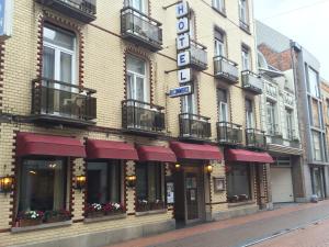 ein Gebäude mit Hotelschild auf einer Straße in der Unterkunft Hotel Du Commerce in Blankenberge