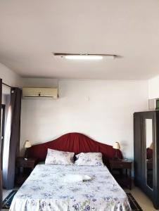 Tempat tidur dalam kamar di Mangoty Apartamento