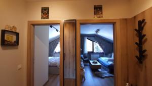 une chambre avec deux portes menant à une chambre dans l'établissement PinePino Borovets, aparthotel Borovets Gardens A60, à Borovets