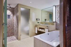 y baño con bañera, lavabo y espejo. en JW Marriott Hotel Frankfurt, en Frankfurt