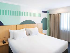 Giường trong phòng chung tại ibis Styles Sydney Central