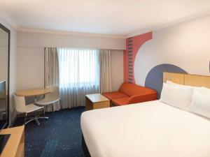 Giường trong phòng chung tại ibis Styles Sydney Central