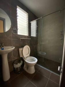 Bilik mandi di Apartamento completo con aire en Valledupar