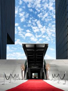 einem roten Teppich-Eingang zu einem Gebäude mit einem Tunnel in der Unterkunft Hyatt Regency Dusseldorf in Düsseldorf