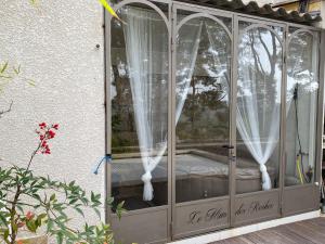 un cenador con cortinas blancas en Le Mas des Roches à Velaux, en Velaux