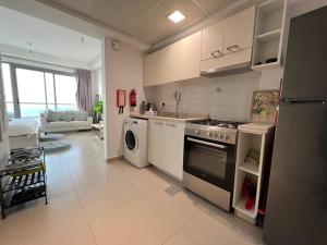 Dapur atau dapur kecil di Sea-View Studio with Beach Access