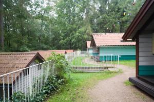 uma cerca em frente a uma casa com um quintal em Waldidylle - Bungalows an der Talsperre Kriebstein em Kriebstein