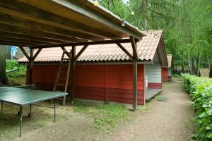 um barracão com uma escada e uma mesa em frente em Waldidylle - Bungalows an der Talsperre Kriebstein em Kriebstein