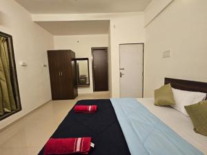 een slaapkamer met een bed met rode kussens erop bij Seven Villa with Swimming pool in Panchgani