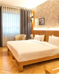 Cama ou camas em um quarto em Tirana International Hotel & Conference Center