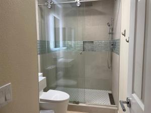 Un baño de Newly Remodeled Family Friendly 3B/2B House