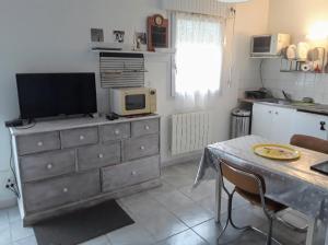 Кухня или кухненски бокс в Grand studio sur jardin Nantes Beaujoire B