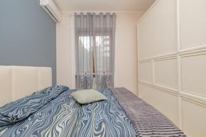 a bedroom with a bed with a pillow on it at SweetHomeSaronno-A 20 minuti da Milano in Saronno