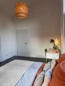 Tempat tidur dalam kamar di Stilvolle Luxus-Villa im skandinavischen Stil mit Sauna, Garten und 2 Katzen