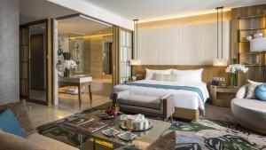 Uma cama ou camas num quarto em InterContinental Nha Trang, an IHG Hotel