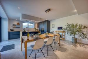 een keuken en eetkamer met een tafel en stoelen bij La Réserve by Madeleine in Hotton