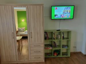 TV i/ili zabavni centar u objektu Ferienwohnung Morgensonne am Kurpark - Parkplatz - Spielplatz - WLAN - 2 Schlafzimmer