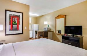 Телевизия и/или развлекателен център в Extended Stay America Select Suites - Tampa - Brandon