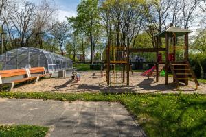 einen Park mit Spielplatz und Schaukel in der Unterkunft Apartamenty Rozewie in Jastrzębia Góra