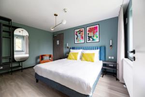 Giường trong phòng chung tại Numa l Saga Apartments