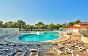 una piscina con tumbonas y una piscina en Park Plaza Belvedere Medulin, en Medulin