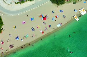 una vista aérea de una playa con gente y cometas en Park Plaza Belvedere Medulin, en Medulin