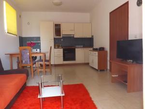 sala de estar con sofá y mesa en Latmo Apartment Zadar, en Zadar