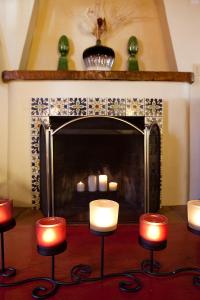 un grupo de velas frente a una chimenea en Casa de Tres Lunas/House of Three Moons, en Santa Fe