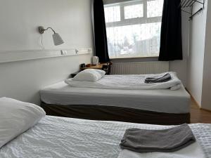 Posteľ alebo postele v izbe v ubytovaní Kanslarinn Hostel