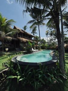 una piscina frente a un complejo en Uma Pantai Seseh, en Canggu