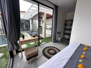 Bali Bird Villa Canggu tesisinde bir oturma alanı