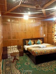 Gulta vai gultas numurā naktsmītnē Hotel Kashmir Heaven