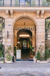 un edificio con ingresso ad un negozio di Hotel Casa Bonay a Barcellona