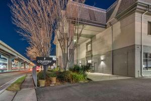 メテリーにあるCountry Inn & Suites by Radisson, Metairie New Orleans , LAの目の前に看板が出ている建物