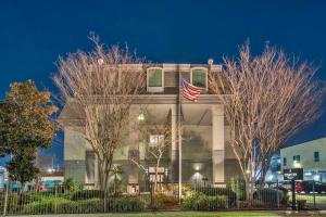 メテリーにあるCountry Inn & Suites by Radisson, Metairie New Orleans , LAの前面にアメリカ旗を掲げた建物