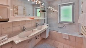 Bilik mandi di Ferienwohnungen - Alpenhotel Fischer 4* - Adults Only