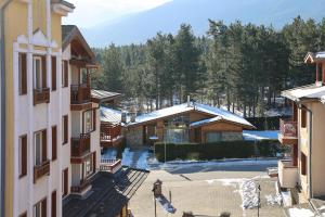 Pirin Golf Mountain View Retreat في رازلوغ: منظر من الشرفة على مبنى