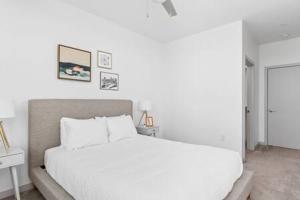 Un pat sau paturi într-o cameră la CozySuites l Trendy 2BR, Bottleworks Indy #1