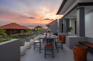 d'une terrasse avec une table et des chaises sur un balcon. dans l'établissement Verdant Bali Sekar Sari, à Denpasar