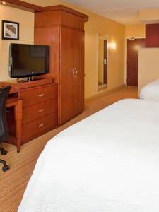 um quarto de hotel com uma cama e uma televisão em Courtyard by Marriott Pittsburgh North/Cranberry Woods em Cranberry Township