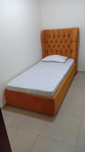 Tempat tidur dalam kamar di 22 R4 Single 1 small room in a 4-bedroom apartment with attached bathroom suitable for one person ### 22 R4 1 غرفة صغيرة في شقة مكونة من 4 غرف نوم مع حمام ملحق مناسبة لشخص واحد