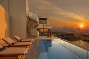 Kolam renang di atau di dekat Hilton Dubai Creek Hotel & Residences