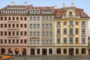 una fila de edificios delante en Amedia Plaza Dresden, Trademark Collection by Wyndham, en Dresden