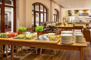 una cocina con una mesa llena de platos de comida en Amedia Plaza Dresden, Trademark Collection by Wyndham, en Dresden