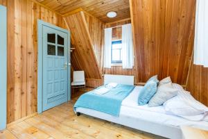 A bed or beds in a room at Łobrotno Gaździna - góralska chałupa na wyłaczność